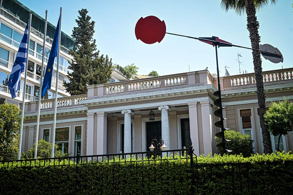 ΕΛΑΣ: Οι αλχημιστές του Μεγάρου Μαξίμου επιμένουν στα μαθηματικά του «Μπακαλόγατου»