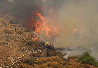 Συνελήφθη άνδρας στη Χίο για πρόκληση πυρκαγιάς με θαμνοκοπτικό μηχάνημα