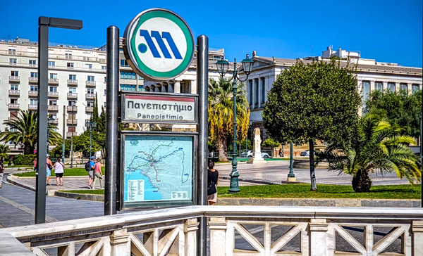 Τροχαίο με τραυματίες στην Πανεπιστημίου: Συγκρούστηκε λεωφορείο με τρόλεϊ