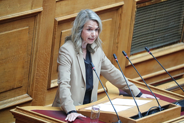 Αποστολάκη: Η κυβέρνηση απαλλάσσει τους πολίτες από τα χρέη αλλά όχι από τις κατασχέσεις
