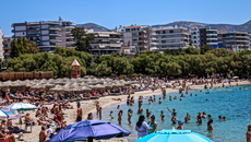 Απόβαση των Αθηναίων στις παραλίες – Άφησαν το κλεινόν άστυ και έτρεξαν για βουτιές