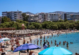 Απόβαση των Αθηναίων στις παραλίες – Άφησαν το κλεινόν άστυ και έτρεξαν για βουτιές
