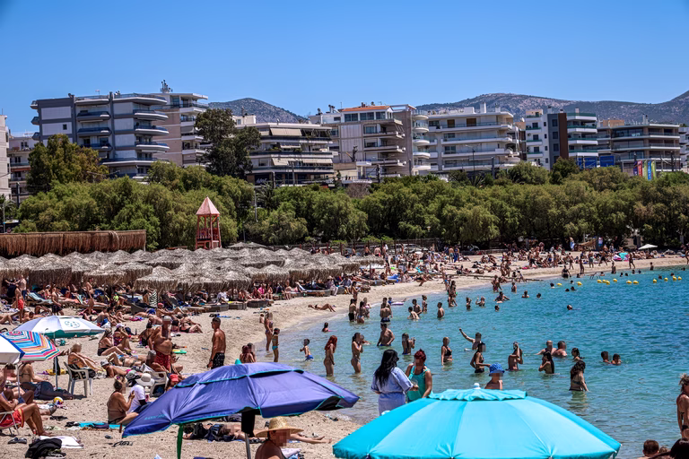 Απόβαση των Αθηναίων στις παραλίες – Άφησαν το κλεινόν άστυ και έτρεξαν για βουτιές