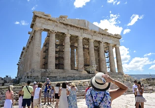 Ακραία καιρικά φαινόμενα, συγκρούσεις και βιώσιμος τουρισμός: Πώς αλλάζουν τα ταξίδια το 2026;