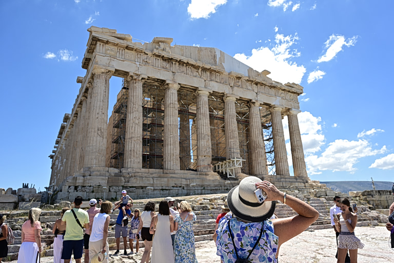 Ακραία καιρικά φαινόμενα, συγκρούσεις και βιώσιμος τουρισμός: Πώς αλλάζουν τα ταξίδια το 2026;