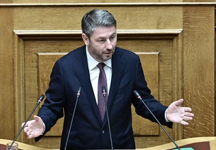 ΠΑΣΟΚ: Μάχη χαρακωμάτων με ΝΔ στη Βουλή – Πρεσάρει Τσίπρα στα εθνικά
