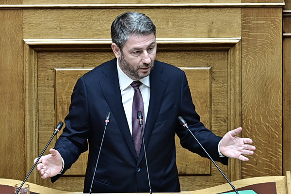 ΠΑΣΟΚ: Μάχη χαρακωμάτων με ΝΔ στη Βουλή – Πρεσάρει Τσίπρα στα εθνικά