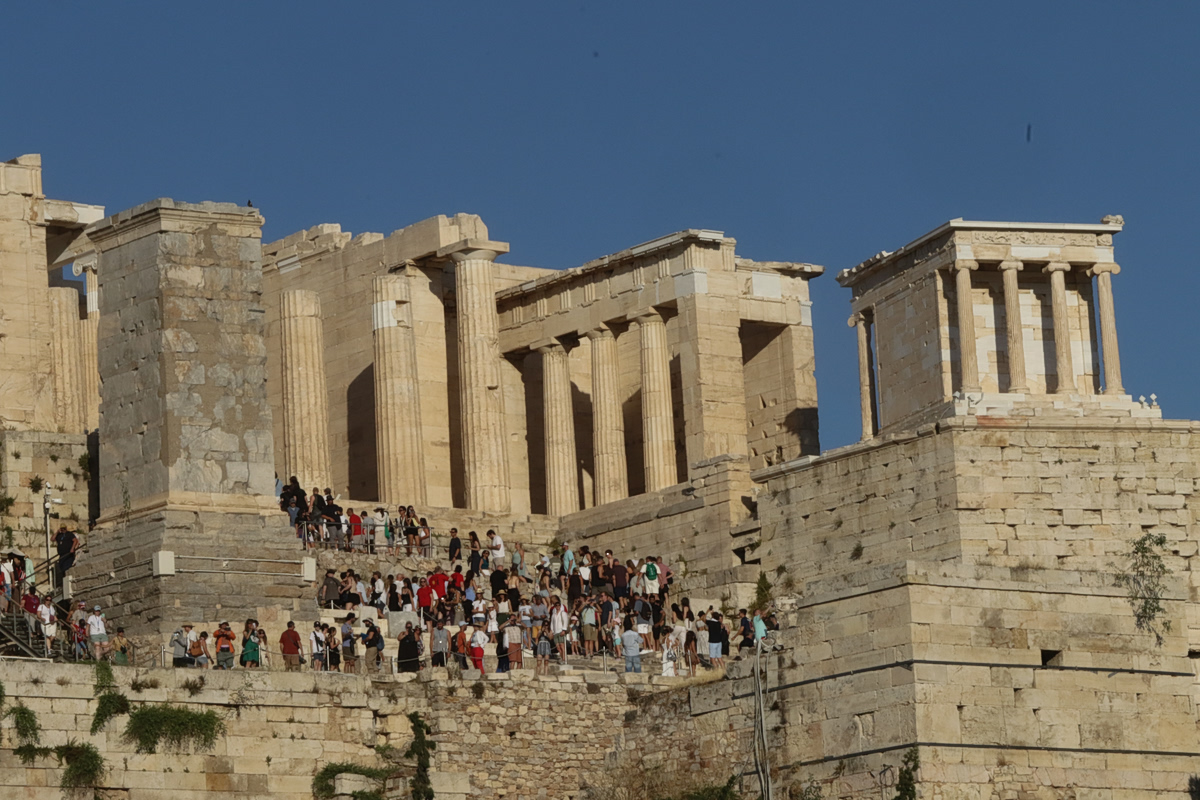 Η Ακρόπολη και οι παροχές στους τουρίστες στο μικροσκόπιο της Libération – «Κάποιοι αναγκάζονται να ουρήσουν ανάμεσα στα μάρμαρα»