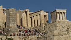 Η Ακρόπολη και οι παροχές στους τουρίστες στο μικροσκόπιο της Libération – «Κάποιοι αναγκάζονται να ουρήσουν ανάμεσα στα μάρμαρα»
