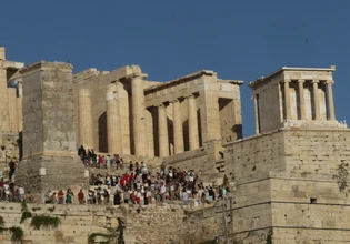 Η Ακρόπολη και οι παροχές στους τουρίστες στο μικροσκόπιο της Libération – «Κάποιοι αναγκάζονται να ουρήσουν ανάμεσα στα μάρμαρα»