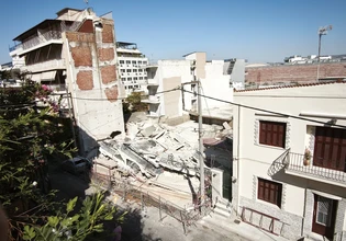 Πετράλωνα: Συνεχίζονται οι έλεγχοι σε γειτονικά κτίρια μετά την κατάρρευση της πολυκατοικίας