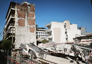 «Χάσαμε ό,τι είχαμε και δεν είχαμε»: Σε απόγνωση οι ένοικοι της πολυκατοικίας που κατέρρευσε στα Πετράλωνα