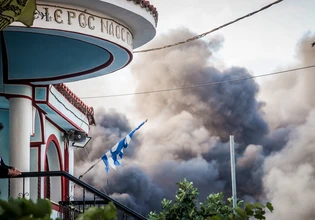 Σε εξέλιξη η φωτιά στο Ωραιόκαστρο, καίει σε δύο εργοστάσια – Τοξικός καπνός έχει σκεπάσει την περιοχή