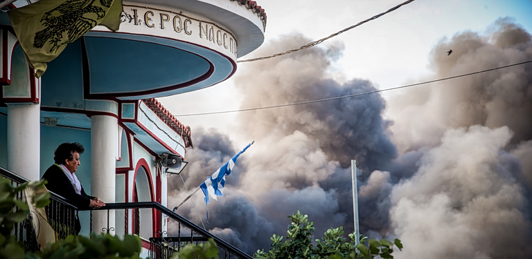 Σε εξέλιξη η φωτιά στο Ωραιόκαστρο, καίει σε δύο εργοστάσια – Τοξικός καπνός έχει σκεπάσει την περιοχή
