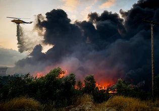 Σε εξέλιξη η φωτιά στο Ωραιόκαστρο, καίει σε δύο εργοστάσια – Τοξικός καπνός έχει σκεπάσει την περιοχή