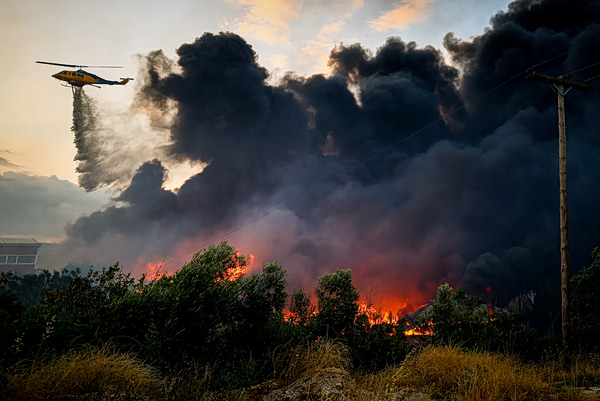 Σε εξέλιξη η φωτιά στο Ωραιόκαστρο, καίει σε δύο εργοστάσια – Τοξικός καπνός έχει σκεπάσει την περιοχή