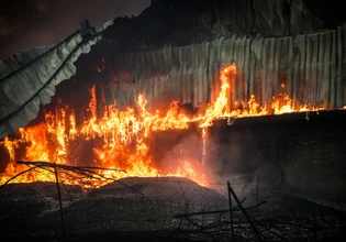 Φωτιά στο Ωραιόκαστρο: Απαιτείται πολύ νερό για να ελεγχθεί, λέει ο Αρτοποιός στο in – Ανησυχία για τον τοξικό καπνό