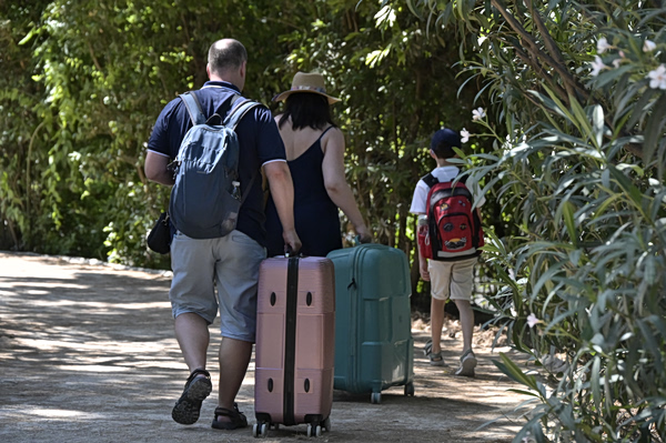 Τάση εξοικονόμησης χρημάτων στις φετινές διακοπές – Σχεδόν οι μισοί θα μειώσουν τις δαπάνες