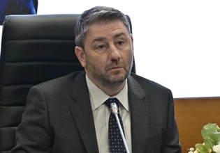 ΠΑΣΟΚ: Μετά τους μικρομεσαίους, στοχεύει στους συνταξιούχους- Η «κοινωνική συμμαχία» του Ανδρουλάκη και η φυγή προς τα μπρος
