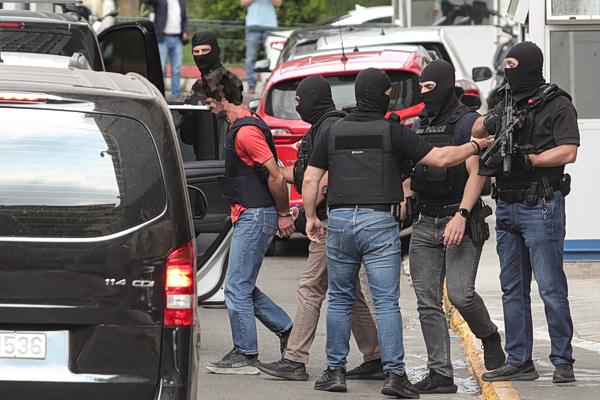 Στην Ευελπίδων οι δύο συλληφθέντες για τον εμπρησμό της Marfin
