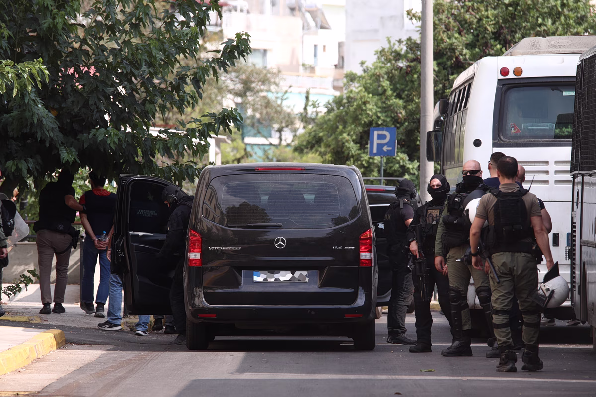 Marfin: Απολογούνται οι δύο 42χρονοι, αναμένεται η έκδοση της 46χρονης – Πού στρέφονται οι έρευνες