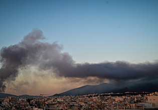 Πυρκαγιά στο παλιό κτίριο του Μπάντμιντον στο Πάρκο Γουδή – Μήνυμα από το 112