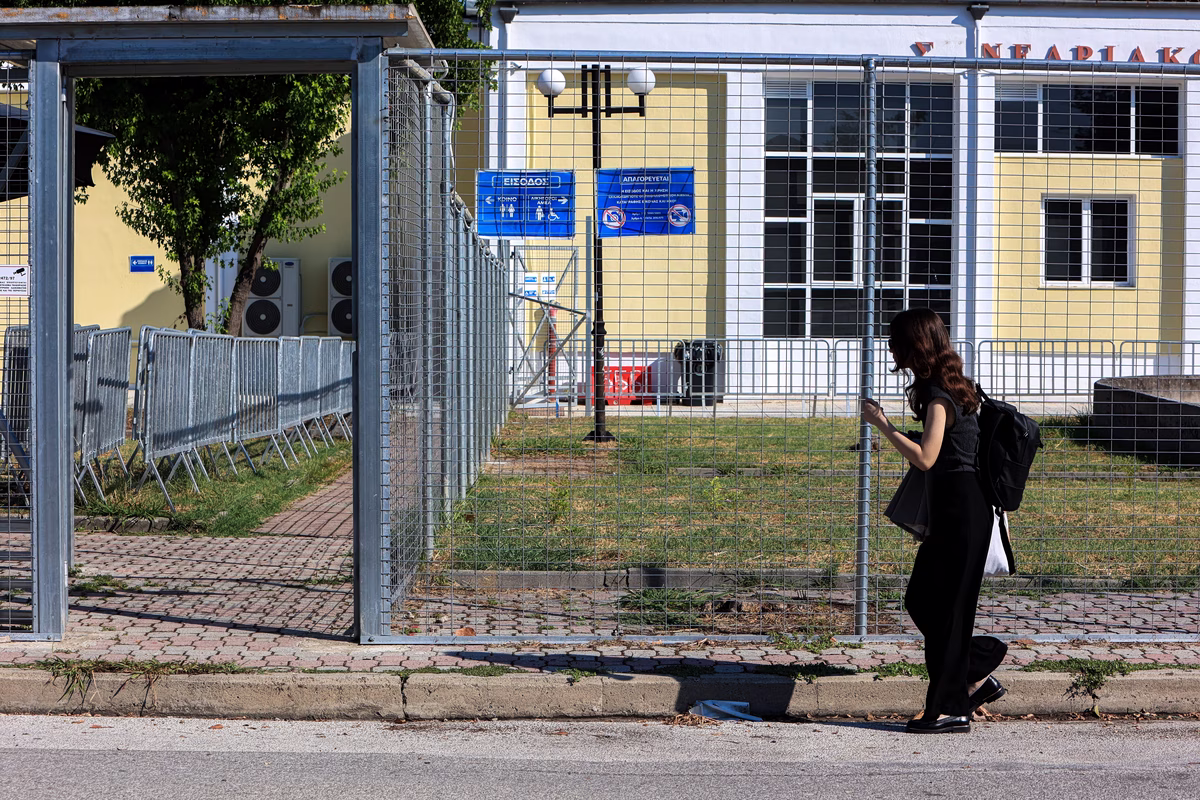 «Δεν έπρεπε να αφήσουν τα παιδιά μας να μπουν στα τρένα», φώναξε μητέρα θύματος στη δίκη για τα Τέμπη