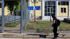 «Δεν έπρεπε να αφήσουν τα παιδιά μας να μπουν στα τρένα», φώναξε μητέρα θύματος στη δίκη για τα Τέμπη