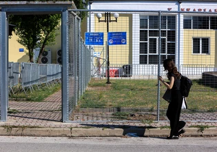 «Δεν έπρεπε να αφήσουν τα παιδιά μας να μπουν στα τρένα», φώναξε μητέρα θύματος στη δίκη για τα Τέμπη