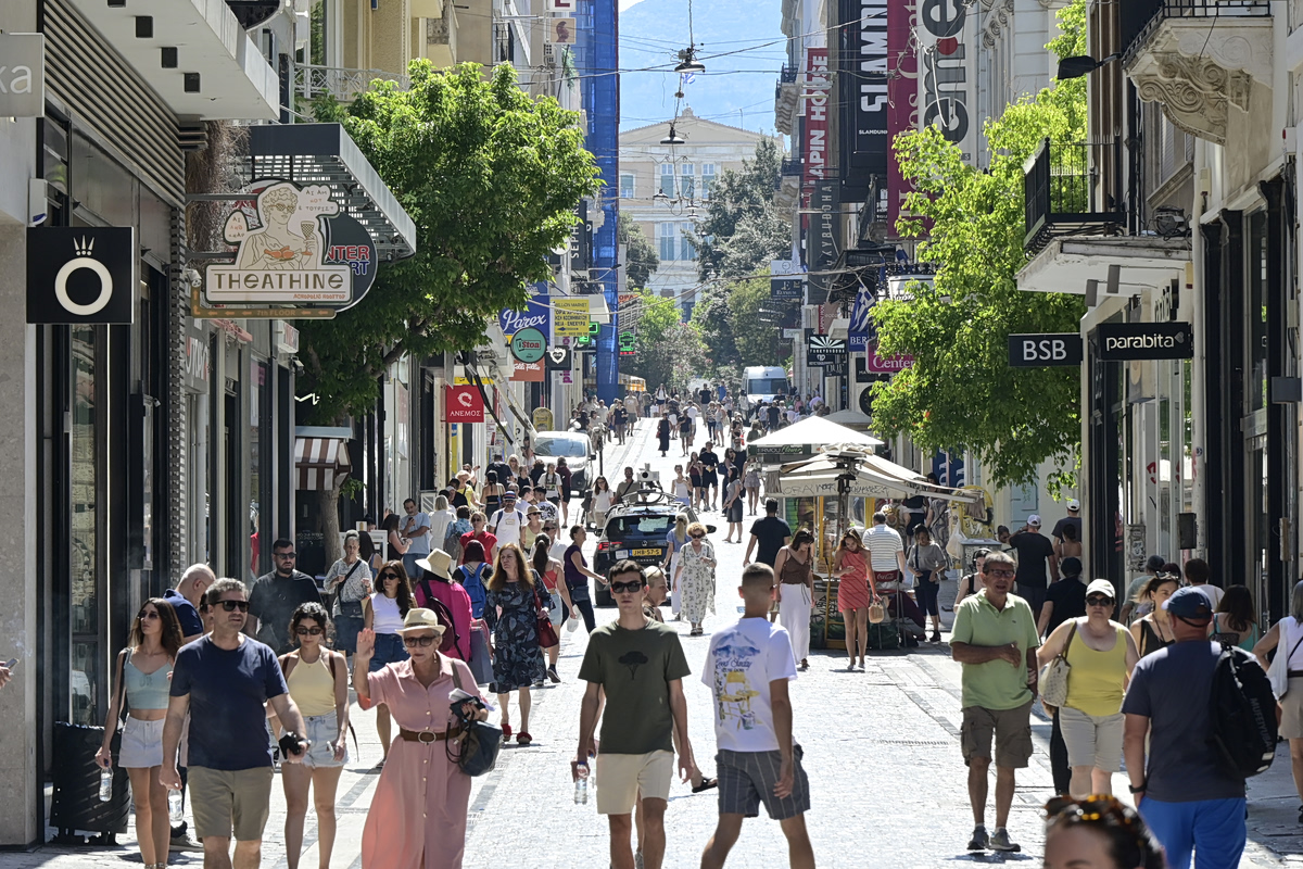 Ανοιχτά τα καταστήματα για τις θερινές εκπτώσεις – Προσδοκίες για αυξημένη κίνηση λόγω τουρισμού