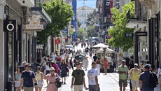 Ανοιχτά τα καταστήματα για τις θερινές εκπτώσεις – Προσδοκίες για αυξημένη κίνηση λόγω τουρισμού