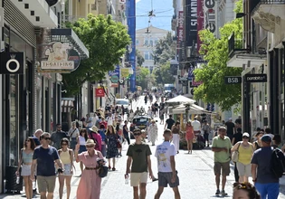 Ανοιχτά τα καταστήματα για τις θερινές εκπτώσεις – Προσδοκίες για αυξημένη κίνηση λόγω τουρισμού