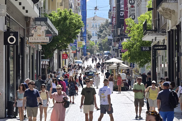 Ανοιχτά τα καταστήματα για τις θερινές εκπτώσεις – Προσδοκίες για αυξημένη κίνηση λόγω τουρισμού