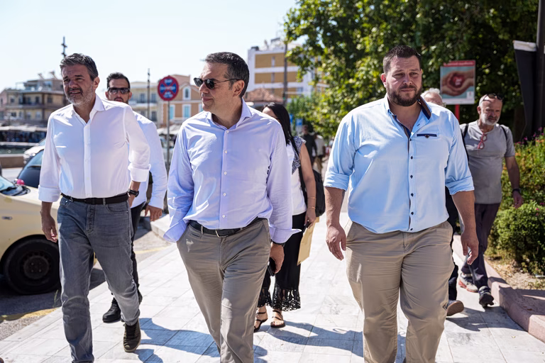 Τσίπρας από Λέσβο: Κρίσιμο να στηριχθούν οι άνθρωποι της παραγωγής - Ήρθαμε να ακούσουμε τα προβλήματα και να διεκδικήσουμε λύσεις