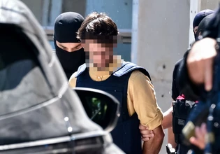 Στα δικαστήρια της Ευελπίδων οι δύο 42χρονοι για τον εμπρησμό στη Marfin το 2010