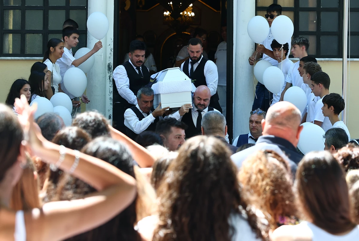 Θεσσαλονίκη: Οδύνη στην κηδεία της 15χρονης αθλήτριας του ΠΑΟΚ που έχασε τη ζωή της σε τροχαίο