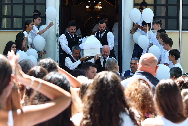 Θεσσαλονίκη: Οδύνη στην κηδεία της 15χρονης αθλήτριας του ΠΑΟΚ που έχασε τη ζωή της σε τροχαίο