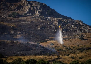 Φωτιά σε δασική έκταση στο Αλιβέρι Ευβοίας – Στη μάχη πέντε εναέρια