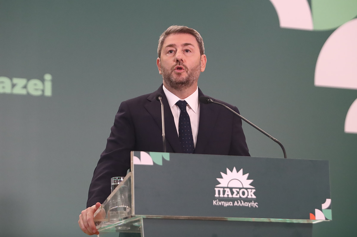 ΠΑΣΟΚ: Η «σπαζοκεφαλιά» των δημοσκοπήσεων, η τρίτη θέση και η στρατηγική απέναντι στον Τσίπρα