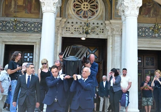 «Ταξιδιάρα ψυχή και αιώνια έφηβη» – Πλήθος κόσμου στο τελευταίο αντίο στη Μάρω Κοντού
