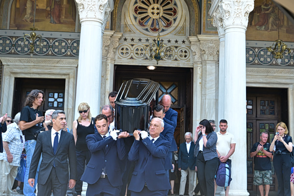«Ταξιδιάρα ψυχή και αιώνια έφηβη» – Πλήθος κόσμου στο τελευταίο αντίο στη Μάρω Κοντού