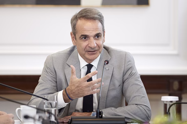 Ο Μητσοτάκης βλέπει θετική την έκθεση της Κομισιόν για το κράτος δικαίου, παραλείποντας τις αναφορές για τις υποκλοπές