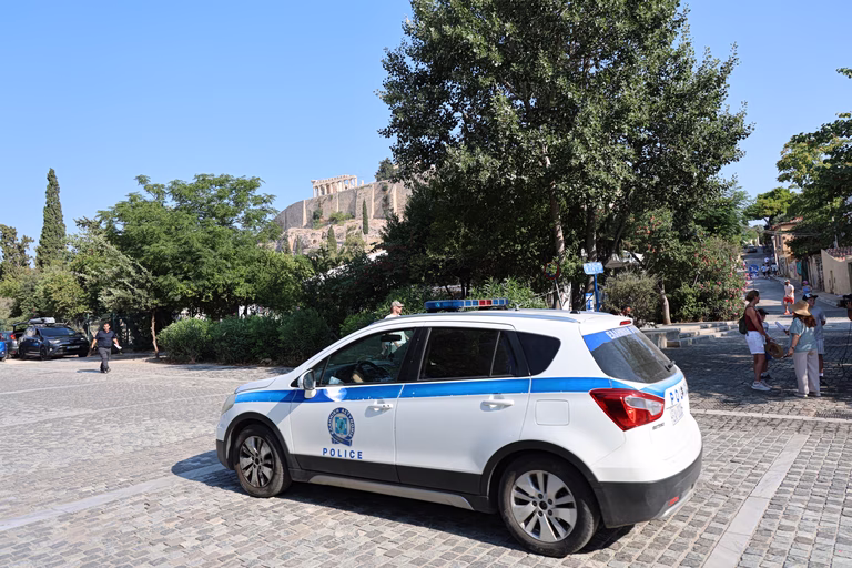 Ακρόπολη: Πώς έγινε η επίθεση με μαχαίρι σε Ελληνοαμερικανούς τουρίστες – «Πήγε να σφάξει τη γυναίκα»