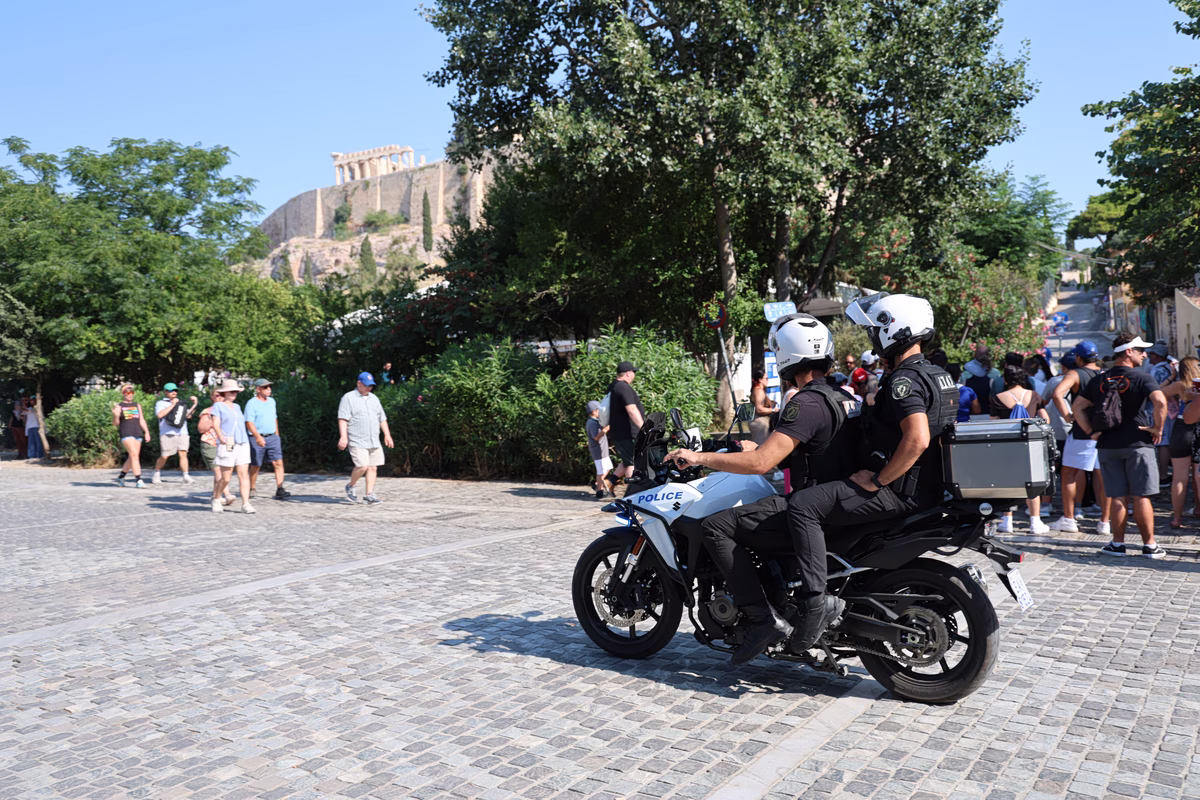 Ακρόπολη: Δίωξη για απόπειρα ανθρωποκτονίας στον 60χρονο που μαχαίρωσε τουρίστες