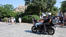 Ακρόπολη: Δίωξη για απόπειρα ανθρωποκτονίας στον 60χρονο που μαχαίρωσε τουρίστες