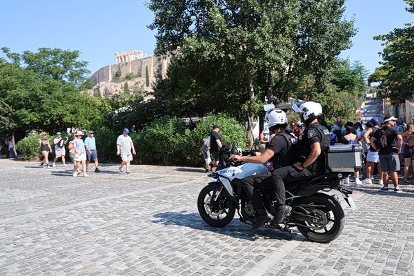 Ακρόπολη: Δίωξη για απόπειρα ανθρωποκτονίας στον 60χρονο που μαχαίρωσε τουρίστες