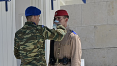 Καύσωνας: «Βράζει» το κέντρο της Αθήνας – «Λιώνουν» από τη ζέστη οι Εύζωνες