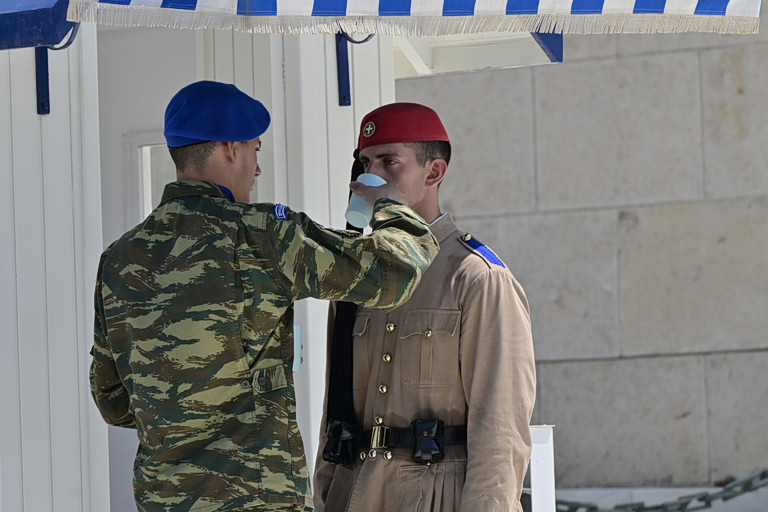 Καύσωνας: «Βράζει» το κέντρο της Αθήνας – «Λιώνουν» από τη ζέστη οι Εύζωνες