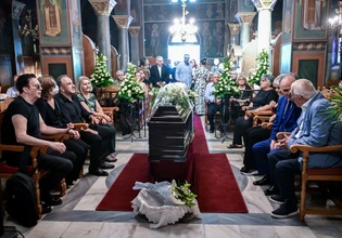 Σε κλίμα συγκίνησης το τελευταίο «αντίο» στη Μαίρη Λίντα – Δείτε φωτογραφίες