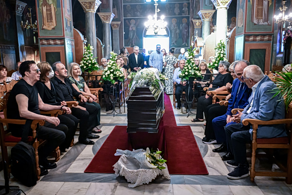 Σε κλίμα συγκίνησης το τελευταίο «αντίο» στη Μαίρη Λίντα – Δείτε φωτογραφίες